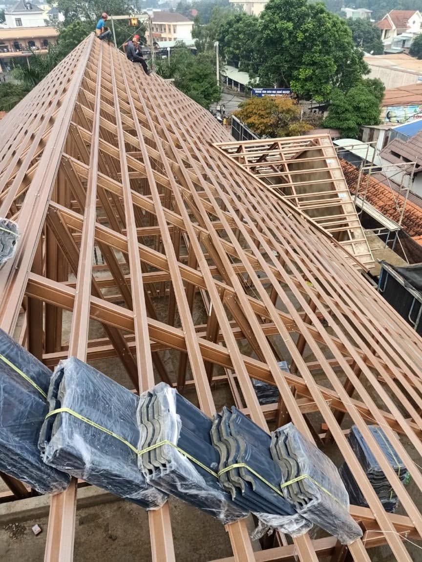 Vì Sao Hệ Giàn Thép Mạ Là Lựa Chọn Số 1 Cho Nhà Mái Ngói Hiện Đại?