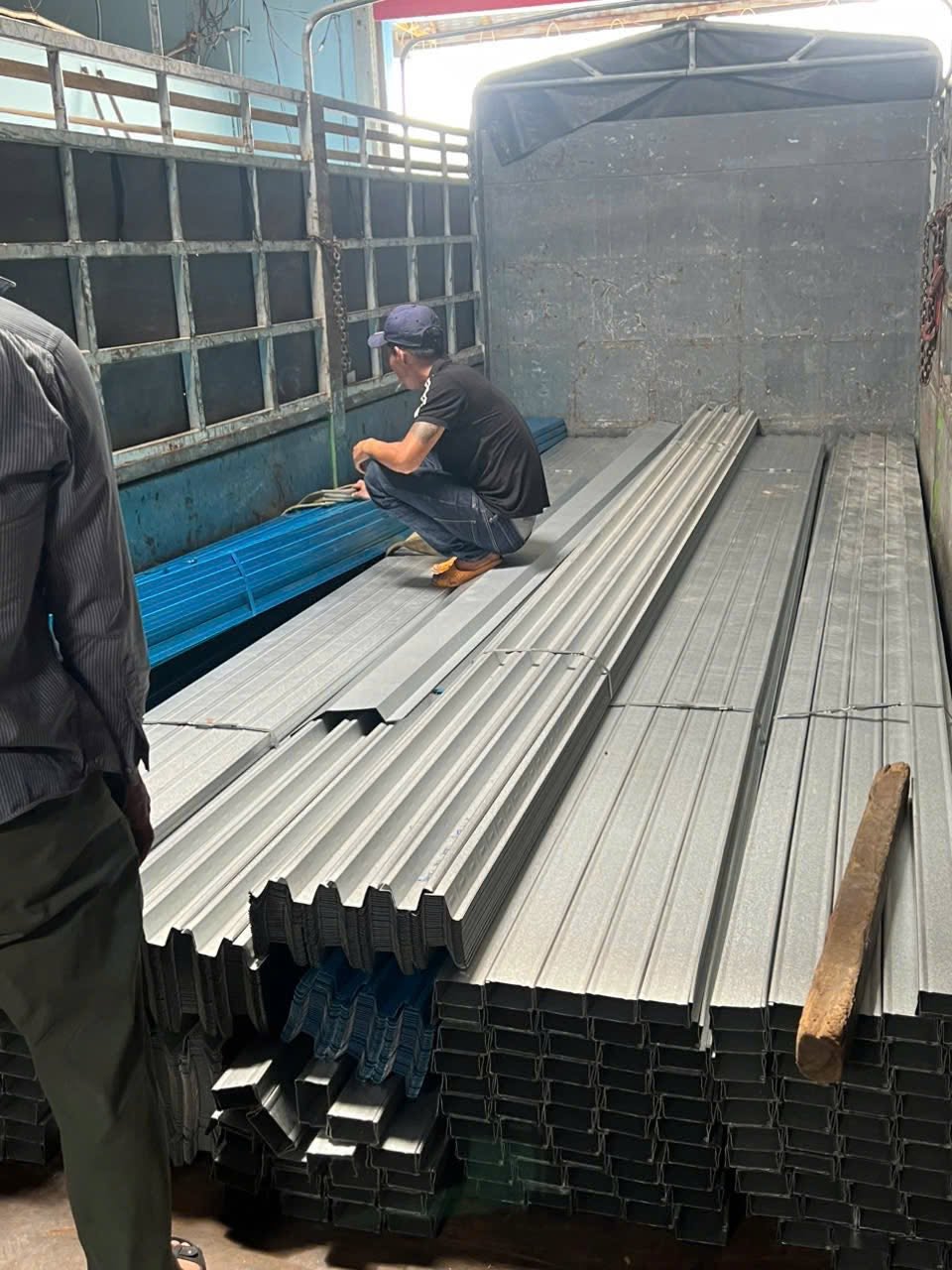 Tổng Quan Về Vật Liệu Thép Mạ Nhôm Kẽm Và Thép Đen Trong Xây Dựng